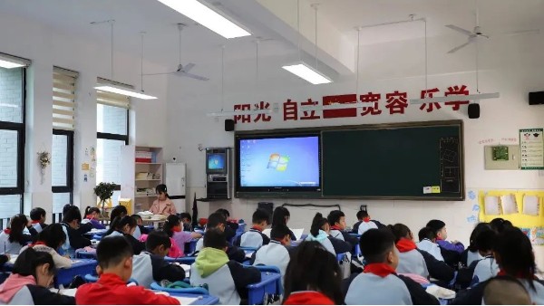 中小学校装上了<i style='color:red'>护眼教室灯具</i>，呵护中小学生“明眸亮睛”