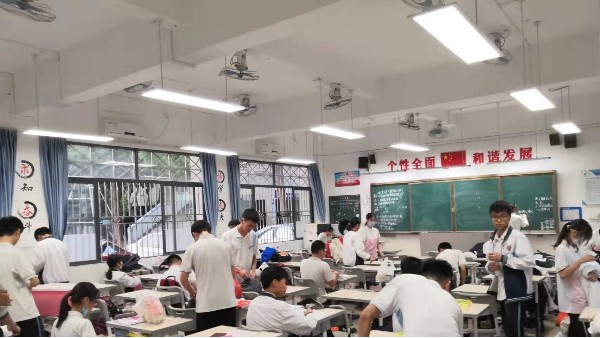 中小学生怎样<i style='color:red'>预防近视</i>呢？近视防控不可忽视的是教室照明