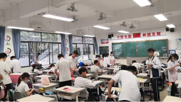 关爱学生，中小学校要从护眼健康的教室照明开始